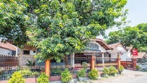 A building with a sign reading "CUTIVE COST & CAFETERIA". - OYO Collection O 1032 Rahayu Residence Syariah (West Cirebon)