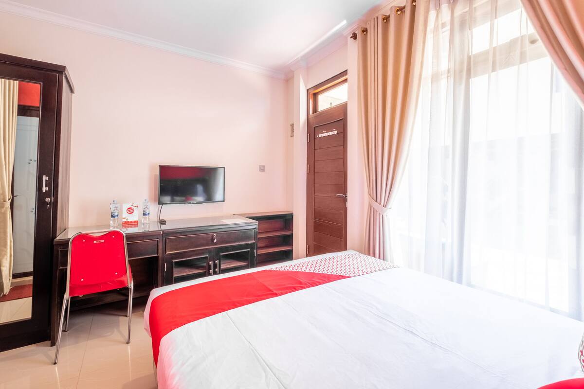 Escritorio, wifi gratis, ropa de cama