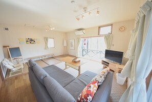 코티지 (No.1 KOMOREBI) | 거실 | 평면 TV, DVD 플레이어