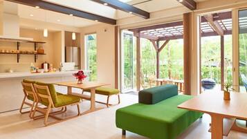 村舍 (No.3 SOYOKAZE) | 客厅 | 平板电视、DVD 播放器