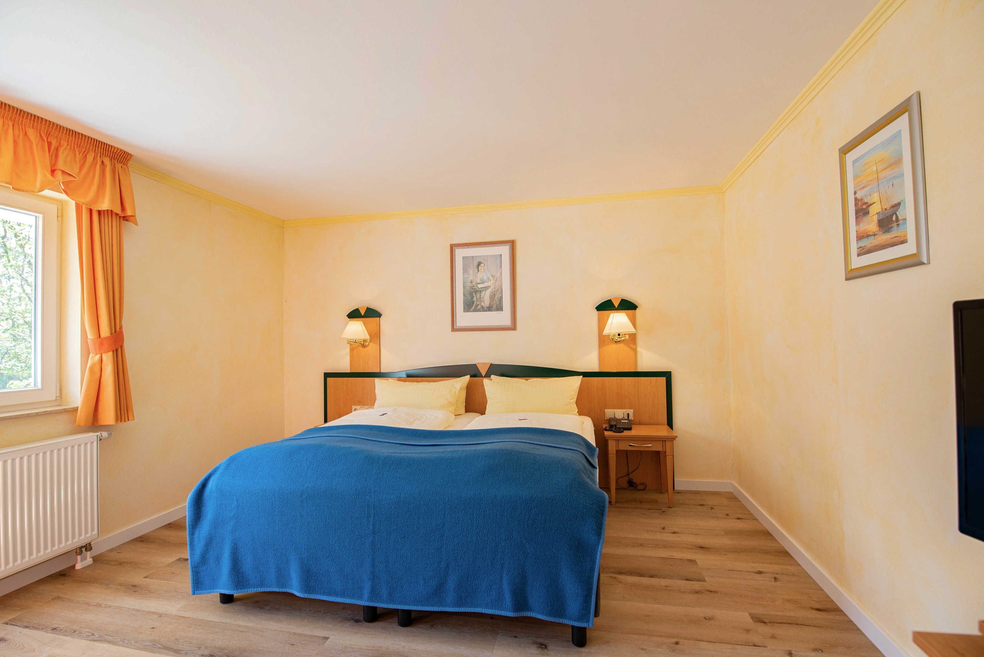 1 slaapkamer, een bureau, beddengoed