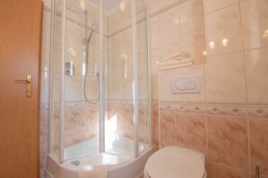 Douche, sèche-cheveux, serviettes fournies