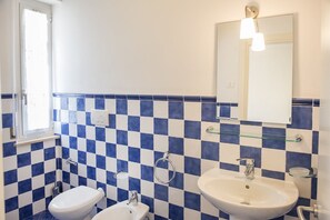 Shower, bidet, towels - M032 - Marcelli, new seafront studio apartment (Marcelli)