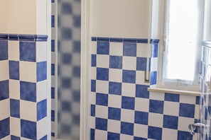 Shower, bidet, towels - M032 - Marcelli, new seafront studio apartment (Marcelli)