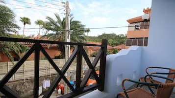 Escritorio, cortinas blackout y wifi gratis
