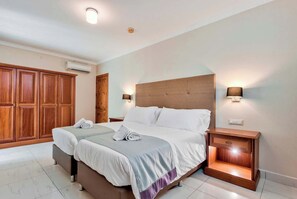 5 habitaciones, escritorio y tabla de planchar con plancha 