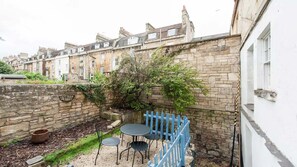 Outdoor dining - Beautiful 2 Bed city centre apartment in Georgian Mews House with garden. (Bath)