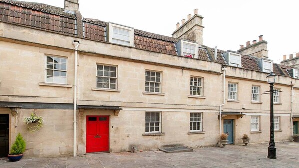 Exterior - Beautiful 2 Bed city centre apartment in Georgian Mews House with garden. (Bath)
