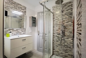 Regadera, secadora de cabello, bidet, toallas 