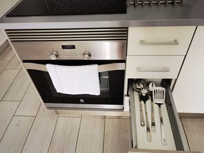 Frigorífico, microondas, placa de cocina y cafetera o tetera