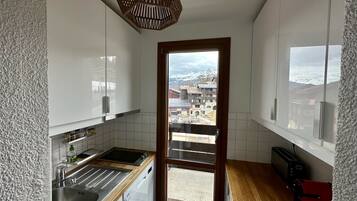 Geladeira, micro-ondas, fogĂŁo, cooktop