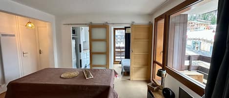 4 habitaciones, tabla de planchar con plancha y cuna de viaje