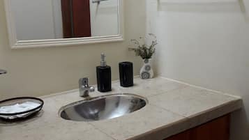 Secador de pelo, toallas, jabón, papel higiénico