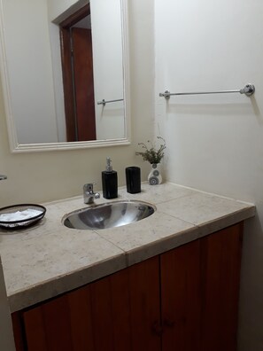 Secador de pelo, toallas, jabón, papel higiénico