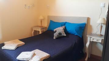 1 habitaciĂłn, tabla de planchar con plancha, wifi y ropa de cama