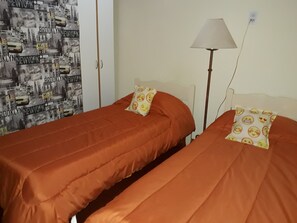 1 habitación, tabla de planchar con plancha, wifi y ropa de cama