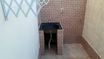 Secador de pelo, toallas, jabón, papel higiénico