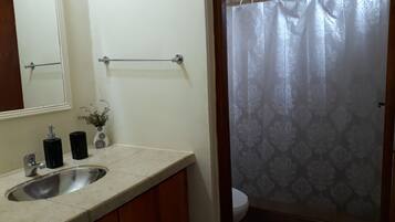 Secador de pelo, bidet, toallas, jabĂłn