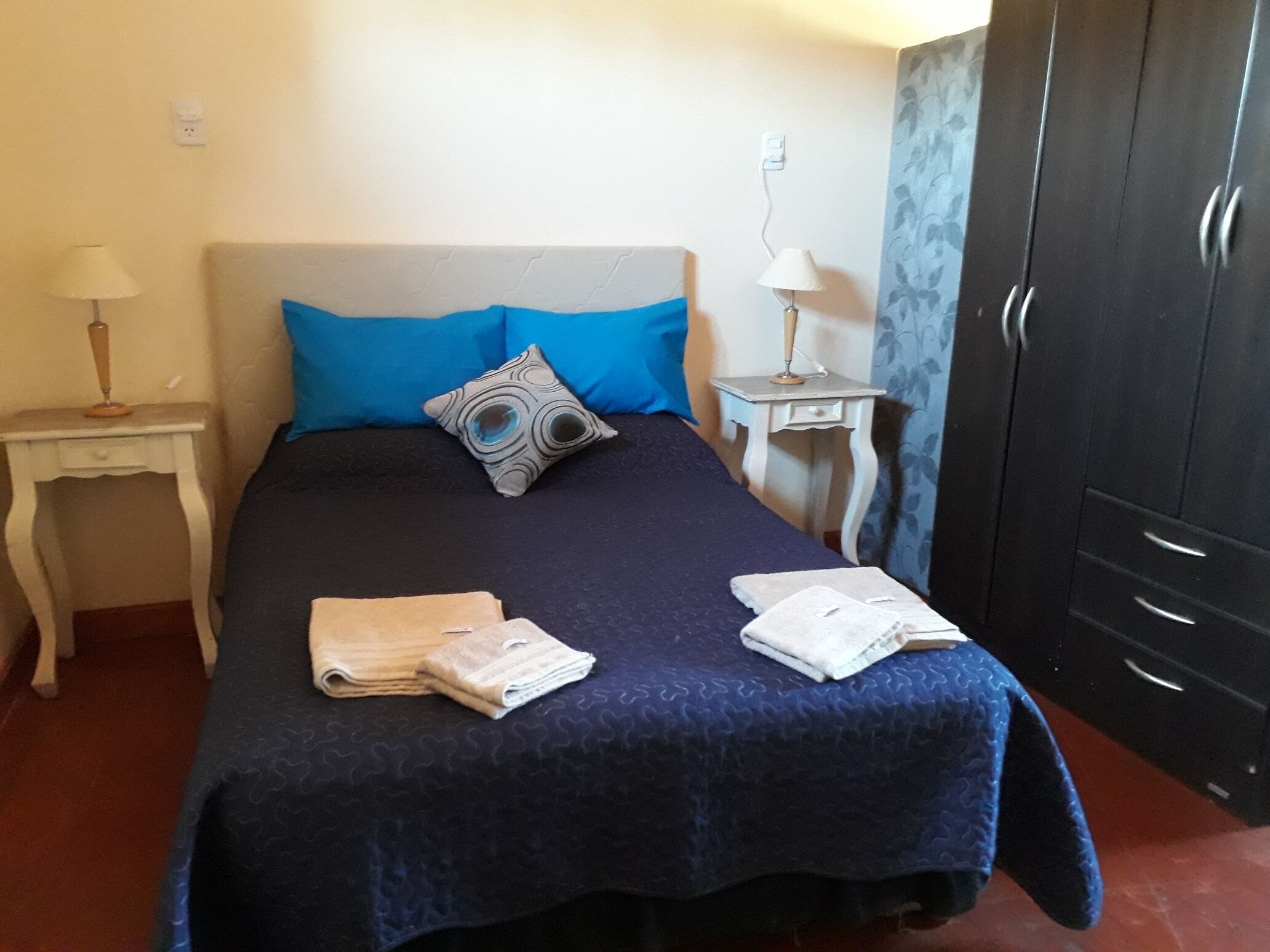 1 habitación, tabla de planchar con plancha, wifi y ropa de cama 