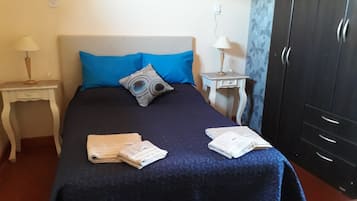 1 habitación, tabla de planchar con plancha, wifi y ropa de cama