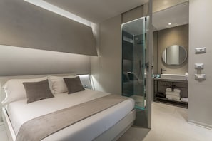 Minibar, Zimmersafe, Schreibtisch, Verdunkelungsvorhänge