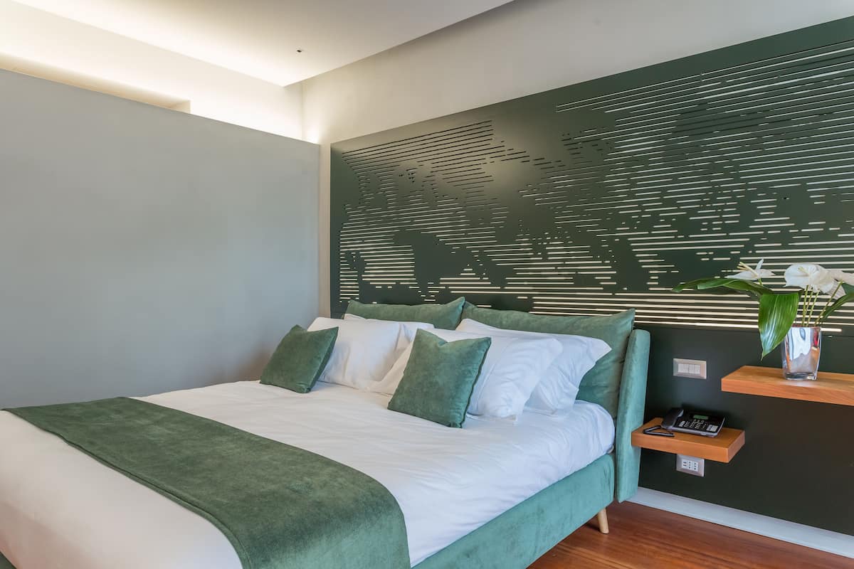 Suite, Garden View | Bar mini, peti besi dalam bilik, meja, langsir/tirai gelap terus