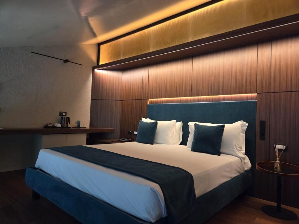 Dobbeltrom – deluxe | Minibar, safe på rommet, skrivebord og blendingsgardiner