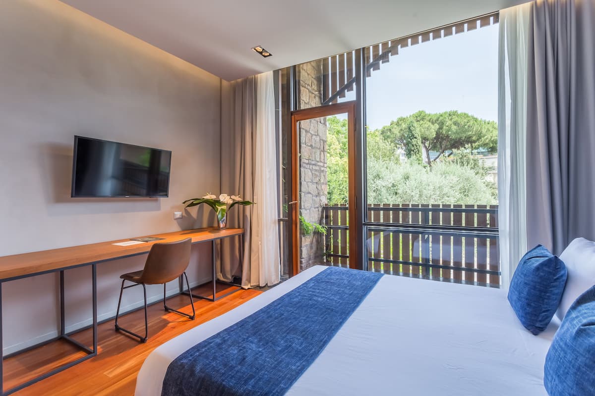 Superior Double Room | Bar mini, peti besi dalam bilik, meja, langsir/tirai gelap terus
