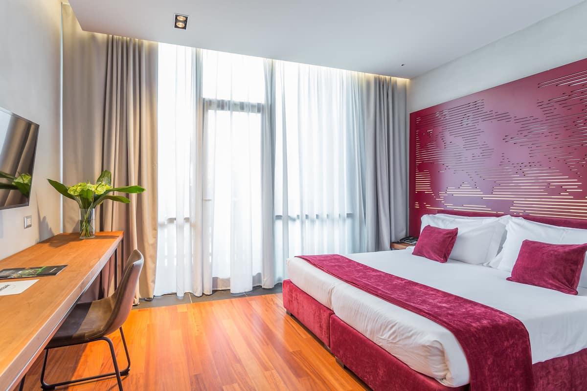 Superior Double or Twin Room | Bar mini, peti besi dalam bilik, meja, langsir/tirai gelap terus