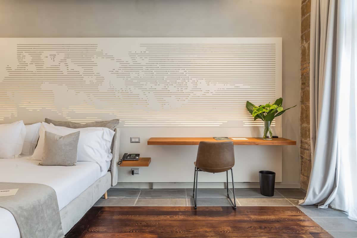 Suite, Terrace | Bar mini, peti besi dalam bilik, meja, langsir/tirai gelap terus