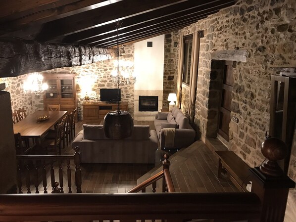 Una televisión, una chimenea