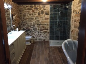 Combined shower/tub, hair dryer, towels, toilet paper - Rural house El Leñero del Tío Ramón (Puertomingalvo)