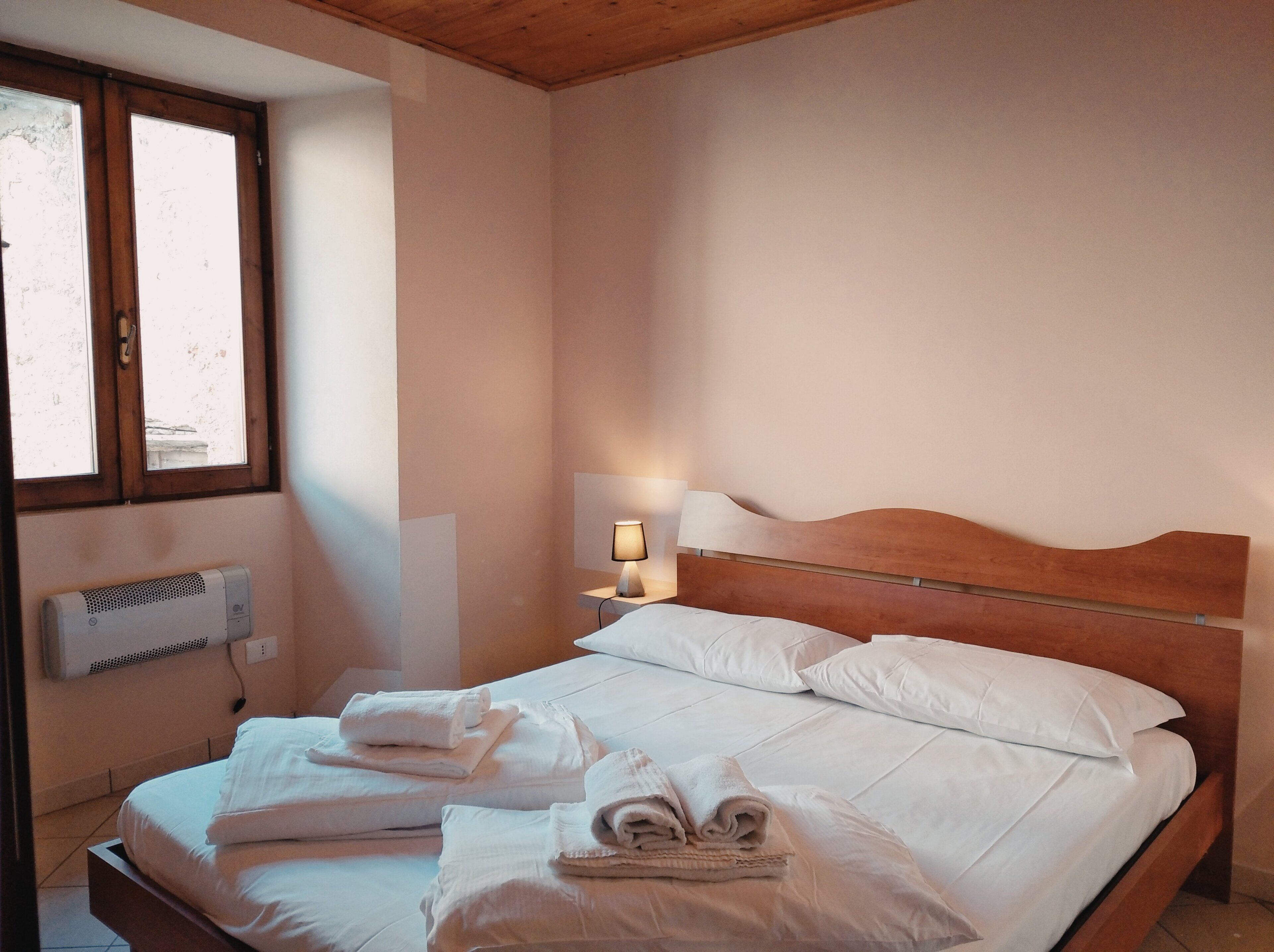 1 quarto, escrivaninha, acesso à internet