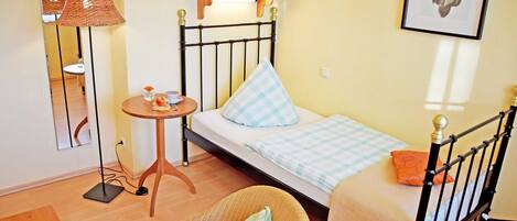1 bedroom, travel cot, WiFi, bed sheets