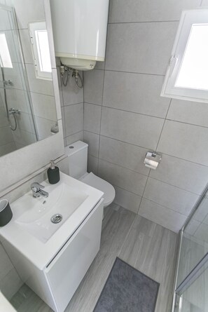 Een douche, handdoeken