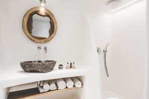 Ducha y bañera combinadas, secador de pelo, toallas y jabón