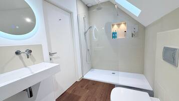 Kombinert dusj/badekar, hårføner, håndklær og såpe