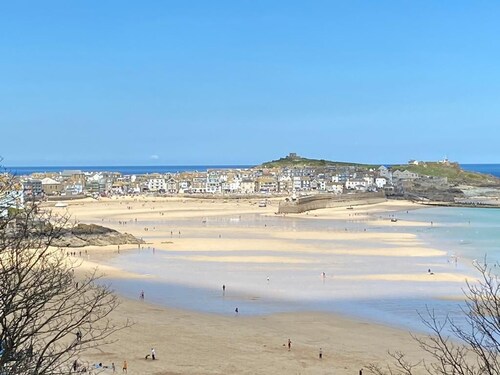 Gylly Beach Falmouth Sleeps 4 with parking and only 2 minutes walk to the beach