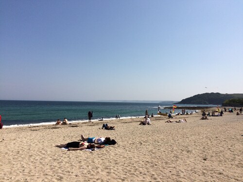 Gylly Beach Falmouth Sleeps 4 with parking and only 2 minutes walk to the beach