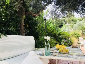 Outdoor dining - Room with independent bathroom inside our Villa in Zaro (Forio)