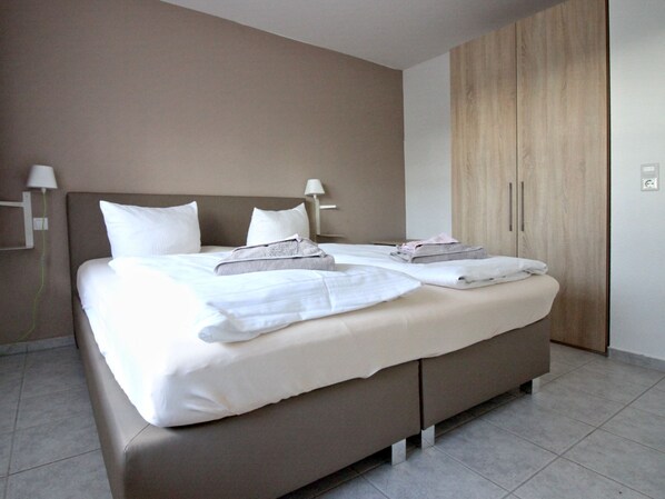 2 bedrooms, travel cot, WiFi, bed sheets