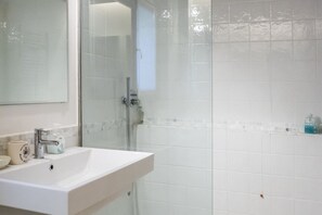 Shower, bidet, towels - S189 - Sirolo, wonderful three-room apartment with sea view (Sirolo)