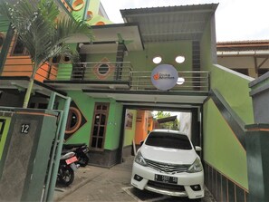 A building with a green facade, a balcony, and a sign for 'Dhika Adventure'. - Dhika Adventure - Hostel (Probolinggo)