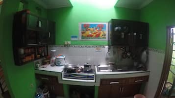 Lemari es di ruangan bersama