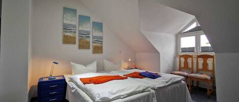 2 bedrooms, travel crib, WiFi