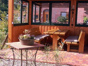 Outdoor dining - Haus Anna double room 23 with balcony - Usedom Bike - Hotel Max & Anna (Karlshagen)