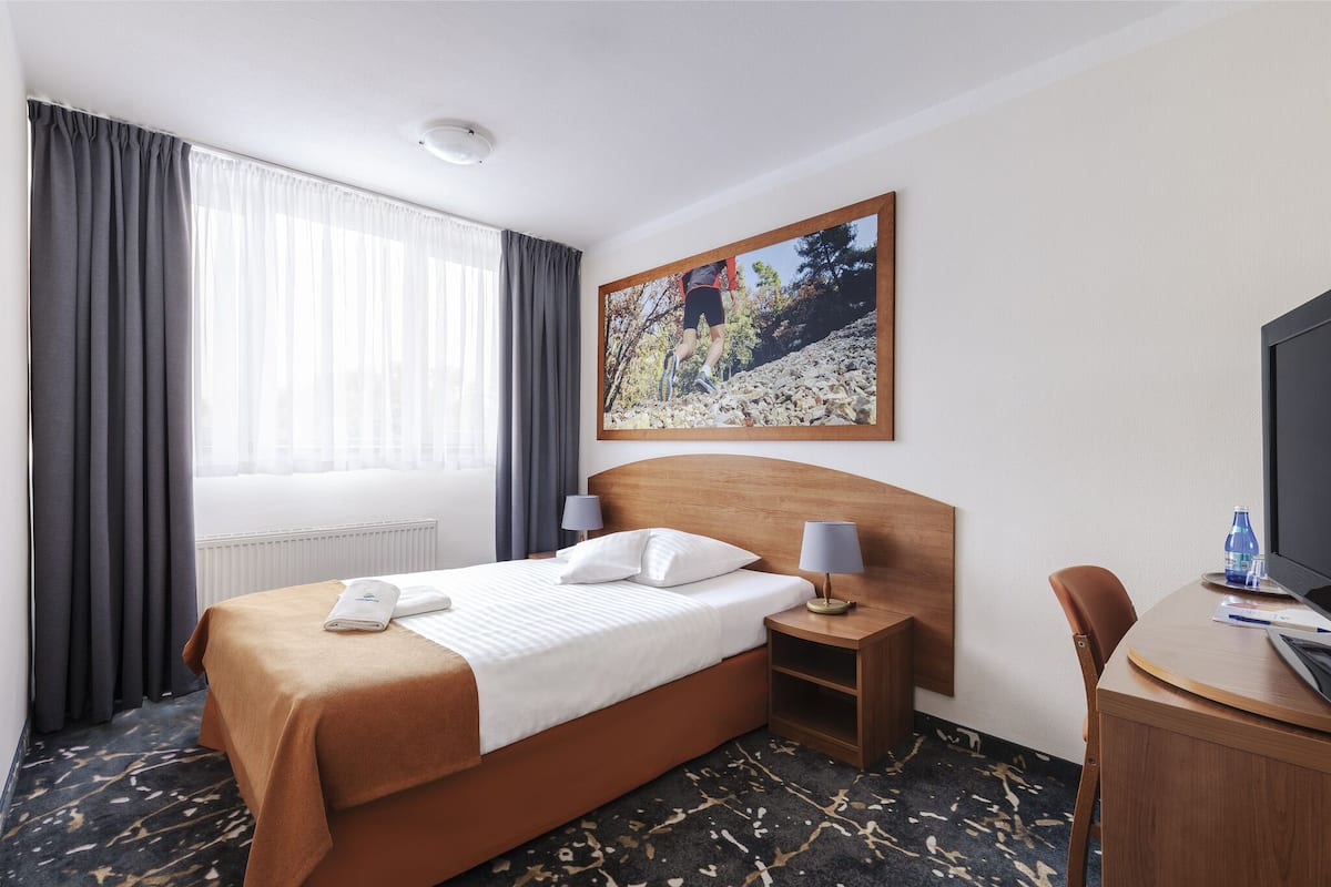 single room | living area | 32-inch plasma tv with satellite channels, tv