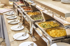 A buffet with various food options including meats, cheeses, and salads. - Interferie Aquapark Sport Hotel Malachit (Swieradow-Zdroj)