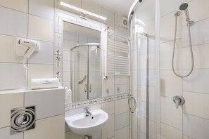 Chambre Simple | Salle de bain | Douche, douche à « effet pluie », serviettes fournies, savon