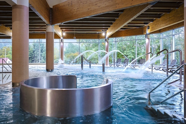 2 piscines couvertes, chaises longues